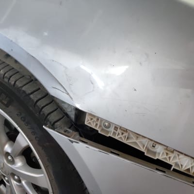 פגוש רכב פגום עם שריטות וחריצים