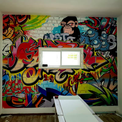 רצפת פרקט עץ כהה עם שולחן עבודה לבן