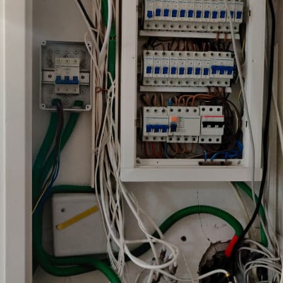 לוח חשמל עם חוטים וכלים חשמליים