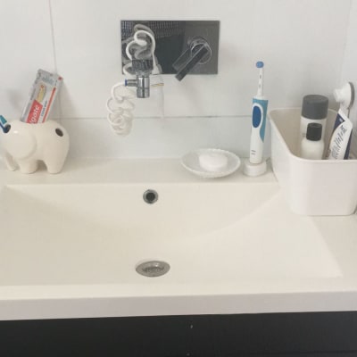 כיור עם ברז, מברשת שיניים חשמלית, מחזיק מברשות