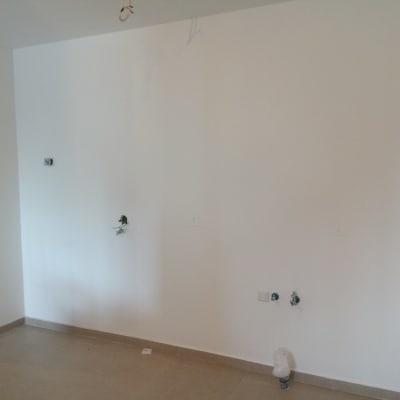 חוטי חשמל יוצאים מהקיר, שקעי חשמל מותקנים