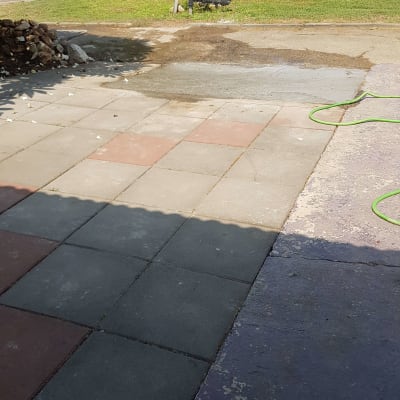 ריצוף חדש עם צינור ירוק על הקרקע