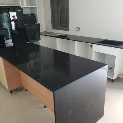 משטח שיש שחור עם עורקים לבנים במטבח