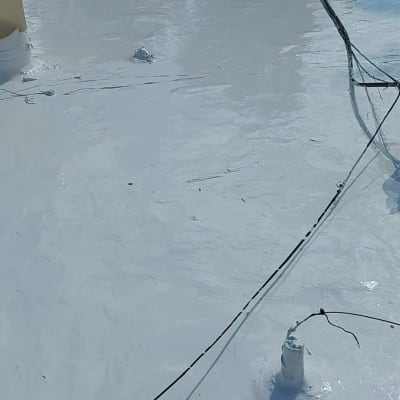 גג אטום בציפוי לבן עם כבלים חשמליים