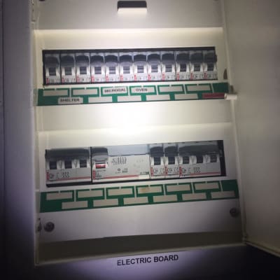 לוח חשמל עם מפסקים ומתגים פתוחים