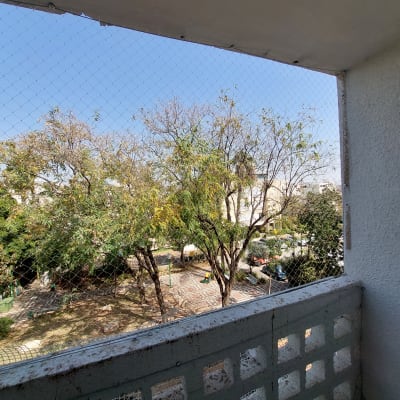 רשת מתוחה על מרפסת למניעת כניסת יונים