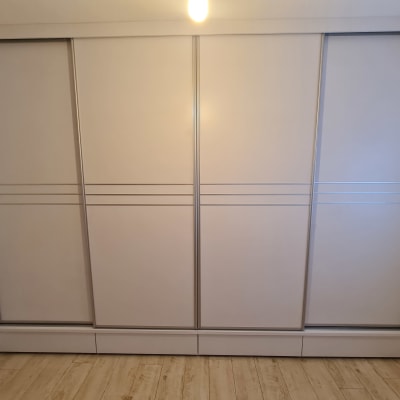 ארון בגדים עם דלתות הזזה מעץ בהיר