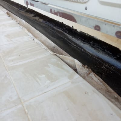 איטום גג עם זפת שחורה על יריעות בד