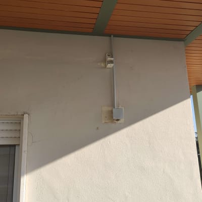 צינור חשמל וקופסת חיבורים על קיר חיצוני