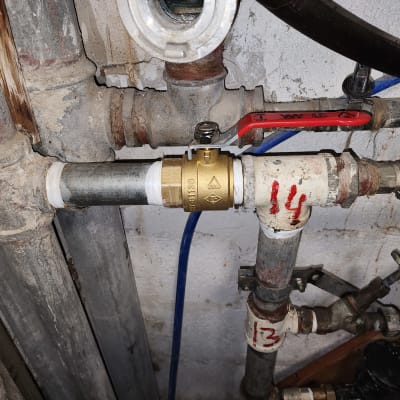 צינורות מתכת עם ברזים ומחברים