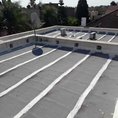 גג אטום עם פסי איטום לבנים לאורך