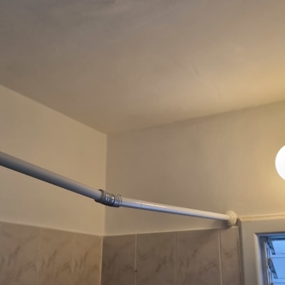 תקרה צבועה בצבע בהיר עם קיר צבוע חלקית