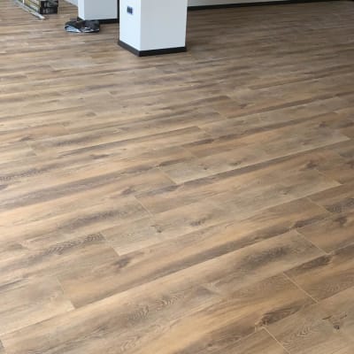 רצפת פרקט עץ בגוון חום בהיר בחדר ריק