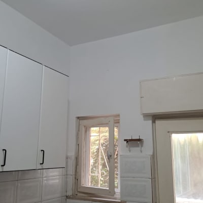 חלון קטן עם מסגרת אטומה במטבח