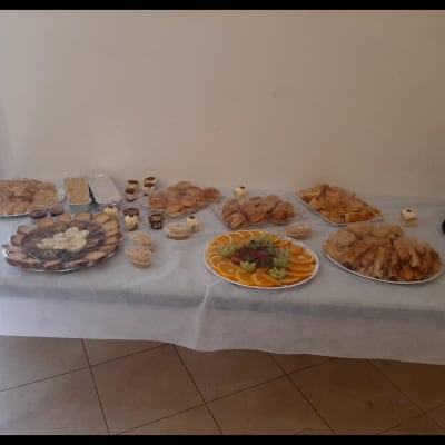 מגשי מאפים, פירות וקינוחים על שולחן קייטרינג