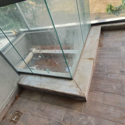 רצפה מלוכלכת עם זכוכית מאובקת ופסולת