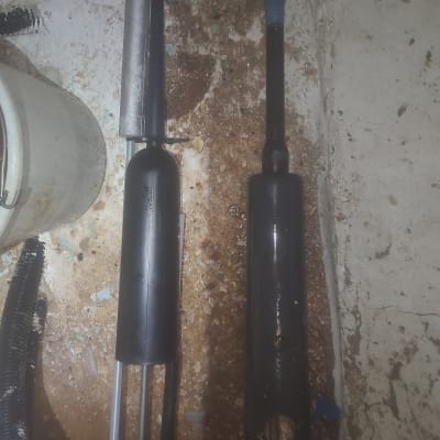 שני חלקים של דוד שמש מונחים על רצפה מלוכלכת