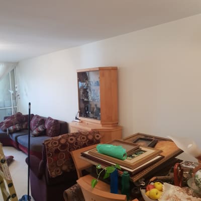 מסגרות תמונה מונחות על שולחן עם ציוד צביעה