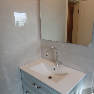 כיור חדש עם ברז כסוף על ארון אמבטיה