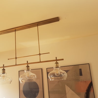 נברשת תקרה עם שלושה אהילים מזכוכית