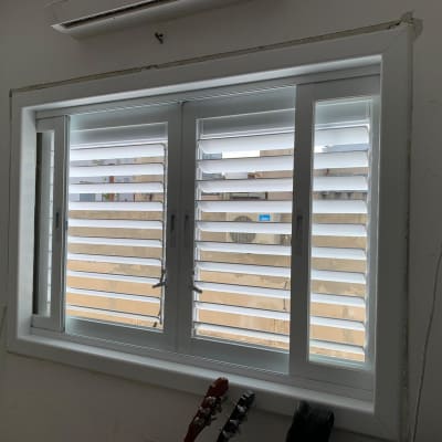 חלון אלומיניום עם תריסים לבנים