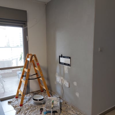 סולם, מברשת צבע, גליל צבע, קיר צבוע חלקית