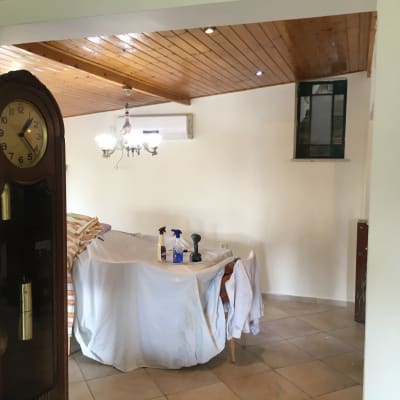 בקבוקי תרסיס על שולחן מכוסה בבד לבן