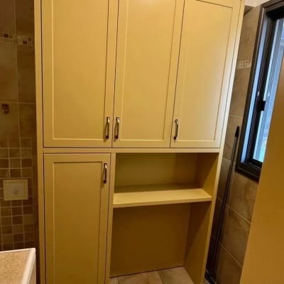 ארון עץ צהוב עם דלתות וידיות מתכת