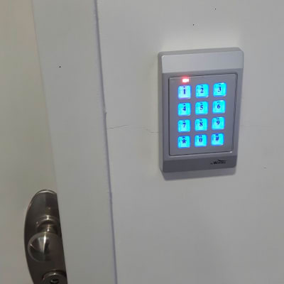 לוח מקשים מואר ליד דלת