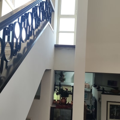 מעקה אלומיניום מעוצב עם עיגולים במדרגות