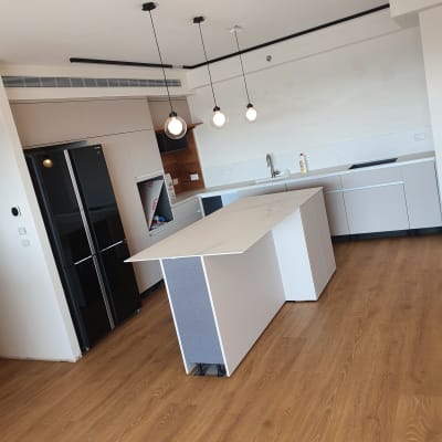 בקבוק חומר ניקוי על השיש במטבח מודרני