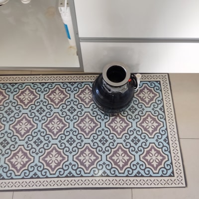 צנרת מתחת לכיור עם כלי עבודה של אינסטלטור