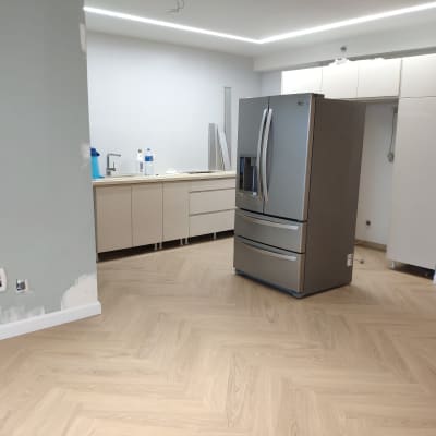 רצפת פרקט עץ בהתקנה בחדר מטבח