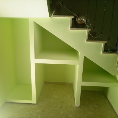 מדפי גבס מתחת למדרגות בצבע ירוק בהיר