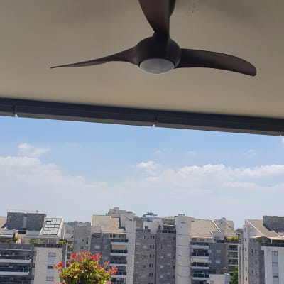 מאוורר תקרה מותקן על תקרה במרפסת