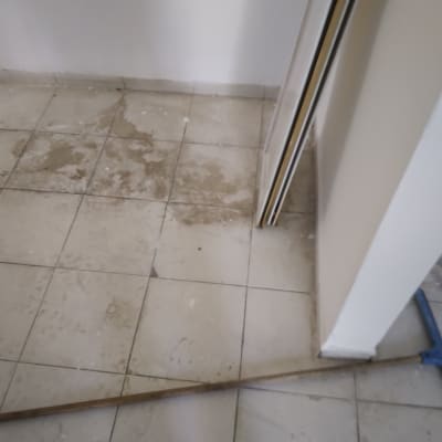 רצפה מלוכלכת עם מגב כחול לניקוי