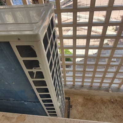 רשת למניעת כניסת יונים ליד מזגן