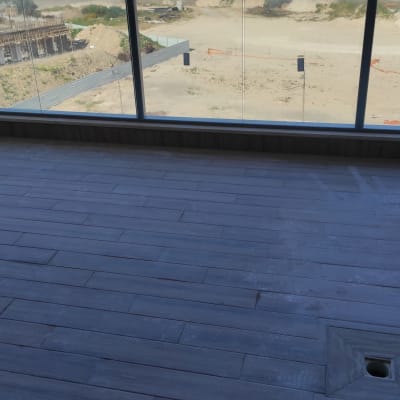 מרפסת עם רצפה מלוכלכת וכתמים