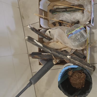 חלקי דוד שמש ישנים, צינורות וברגים בקופסה