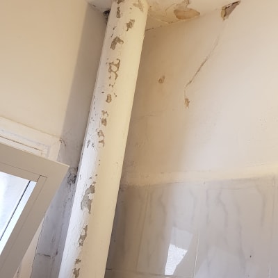 צינור מתכת עם קילופי צבע בתקרה