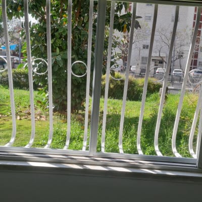חלון אלומיניום עם סורגים לבנים