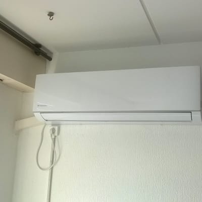 מזגן קיר לבן מותקן על קיר פנימי