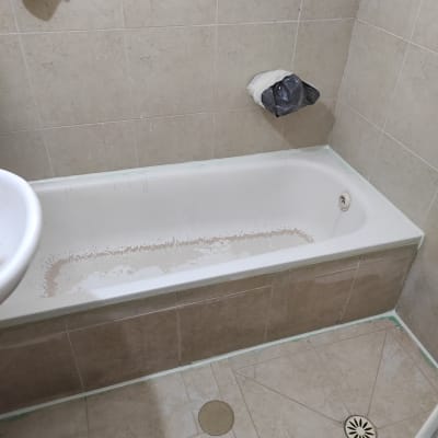 אמבטיה עם קצוות מסומנים, תיקון או שיפוץ