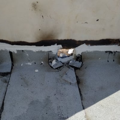 קיר עם איטום סדקים בחומר לבן ושחור