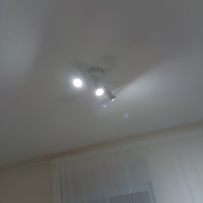 תאורת תקרה עם שלושה פנסים דולקים