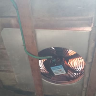 מאוורר מותקן על גג עם צינור ירוק