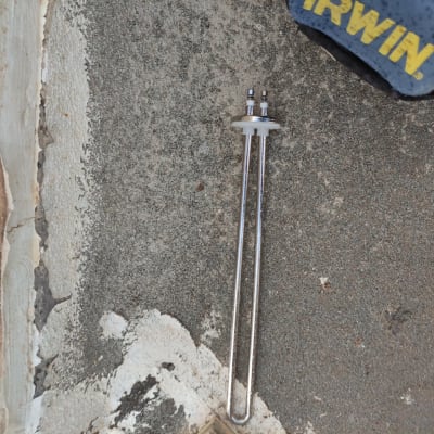 גוף חימום של דוד שמש מונח על רצפה