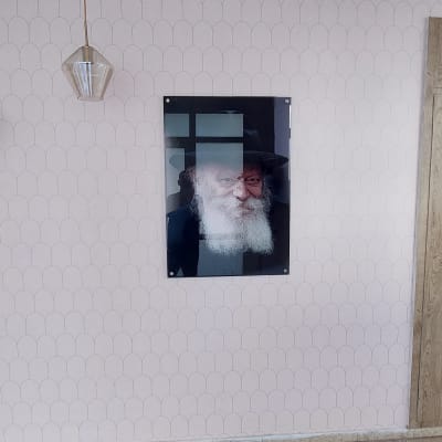 קיר עם טפט דוגמת קשתות בגוון בהיר