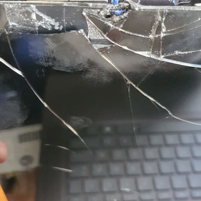 מסך מחשב נייד שבור עם סדקים רבים