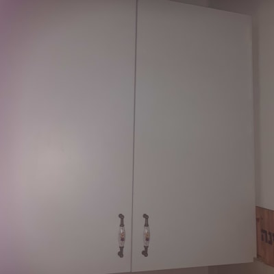 ארון קיר עם ידיות דקורטיביות